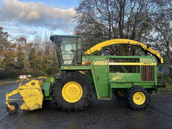 John Deere 6750